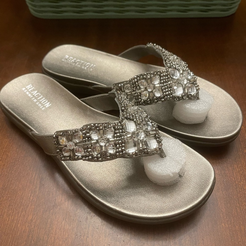NWOT Kenneth Cole Reaction Women's Silver Sandals - Picture 3 of 9